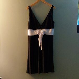 Frank Lyman Design Black V-Neck Dress with White Waist Tie